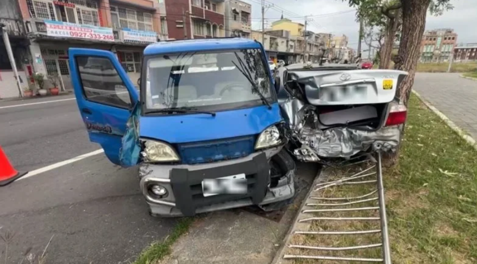 台南驚傳衝撞！竊牌賊撞爛警車逃逸　路邊民車慘變廢鐵：恐要報廢了