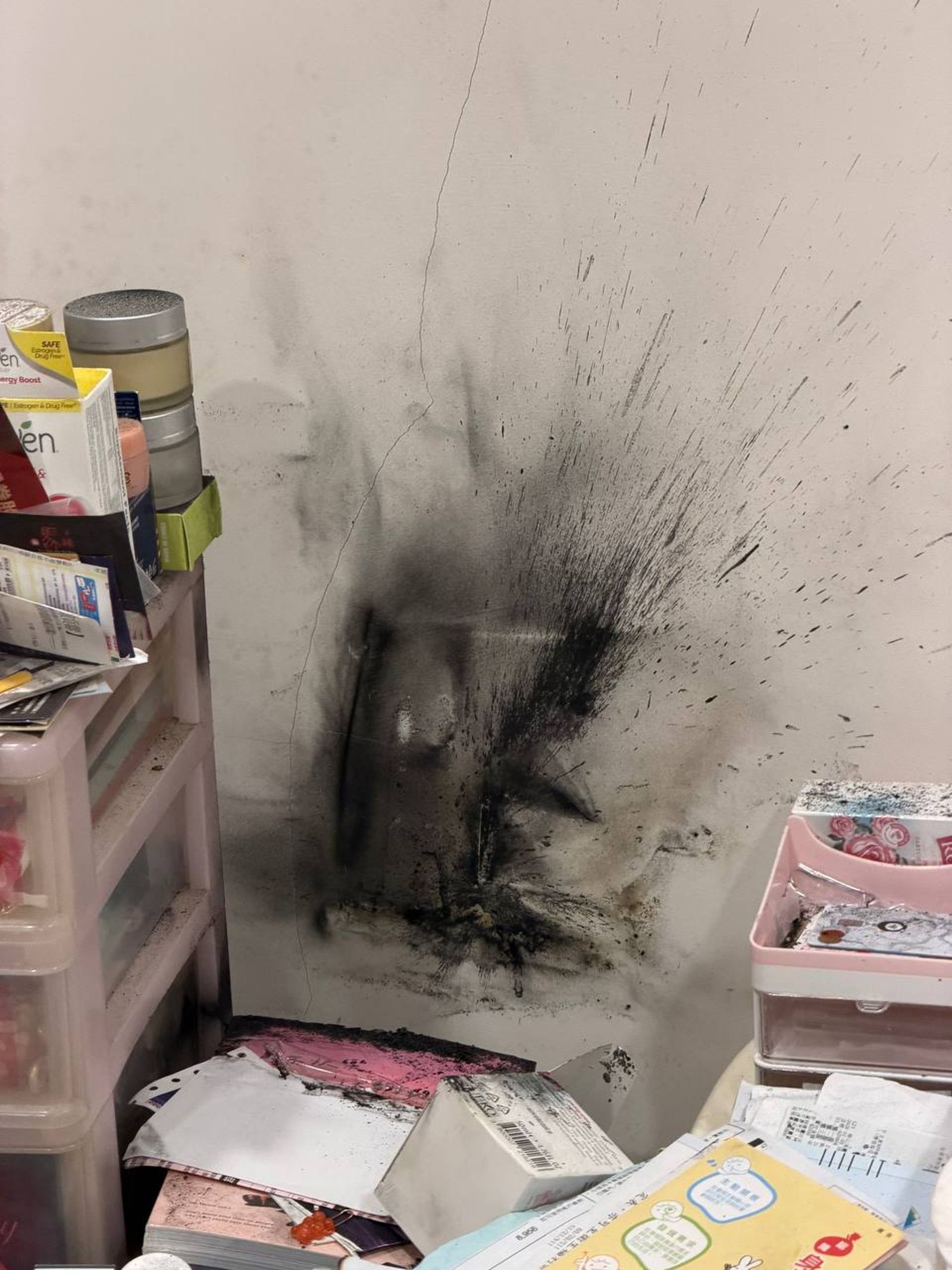 行動店原在牆上留下爆炸的黑色痕跡。圖／Threads@ waackwer