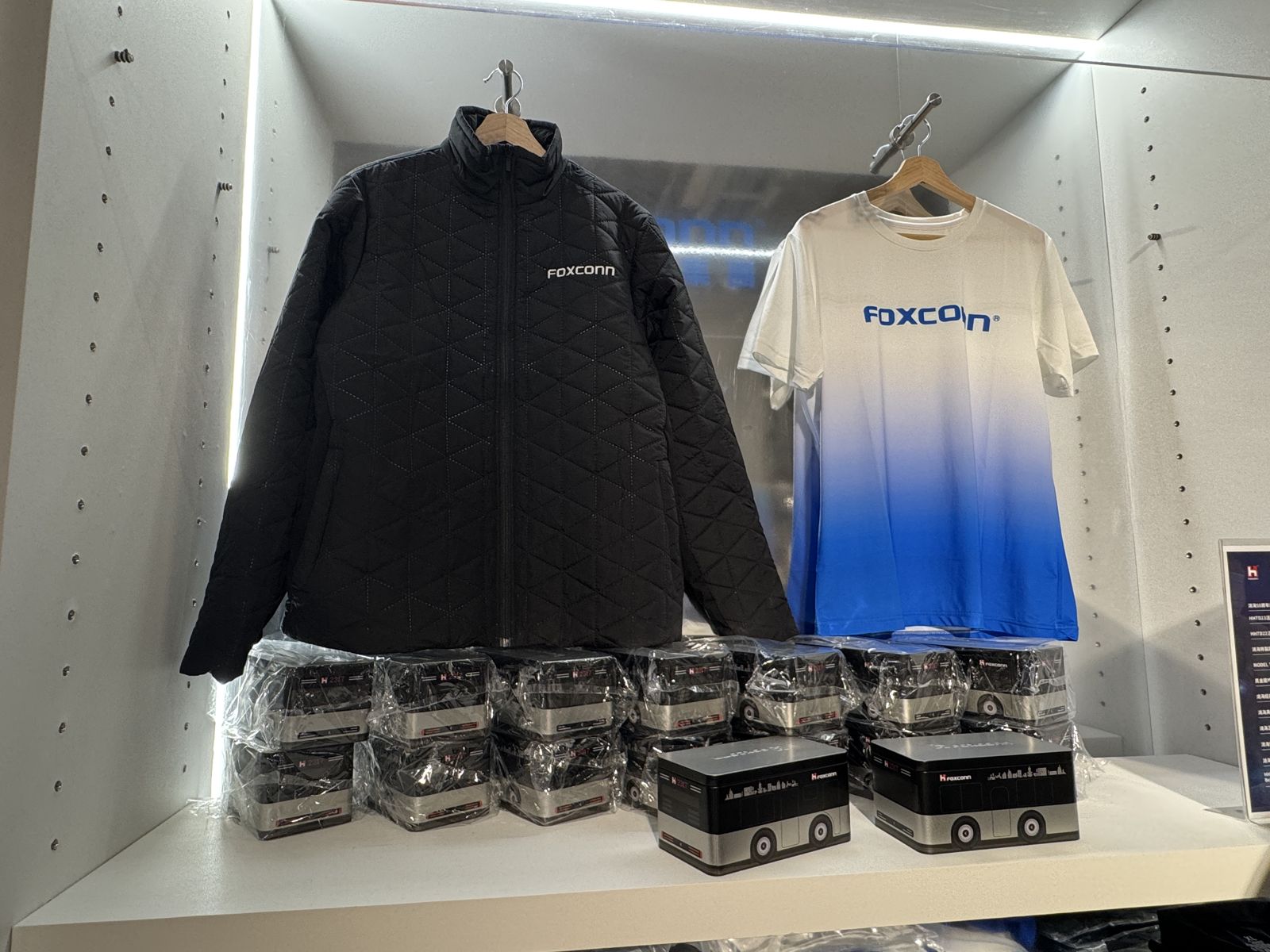 左為劉揚偉冬天常穿的外套2280元，右為排汗衣880元。