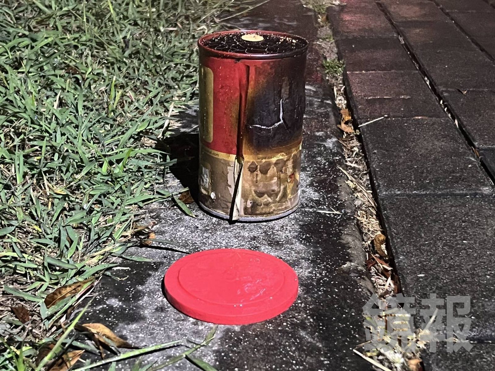 現場發現燃燒過的發煙筒。讀者提供
