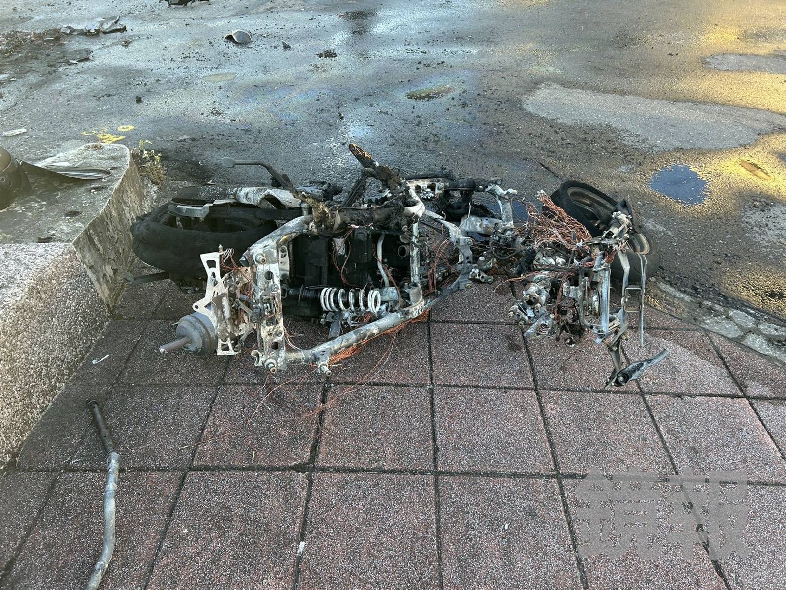 驚險片／北市南湖大橋車禍　機車撞擊後瞬間成火球