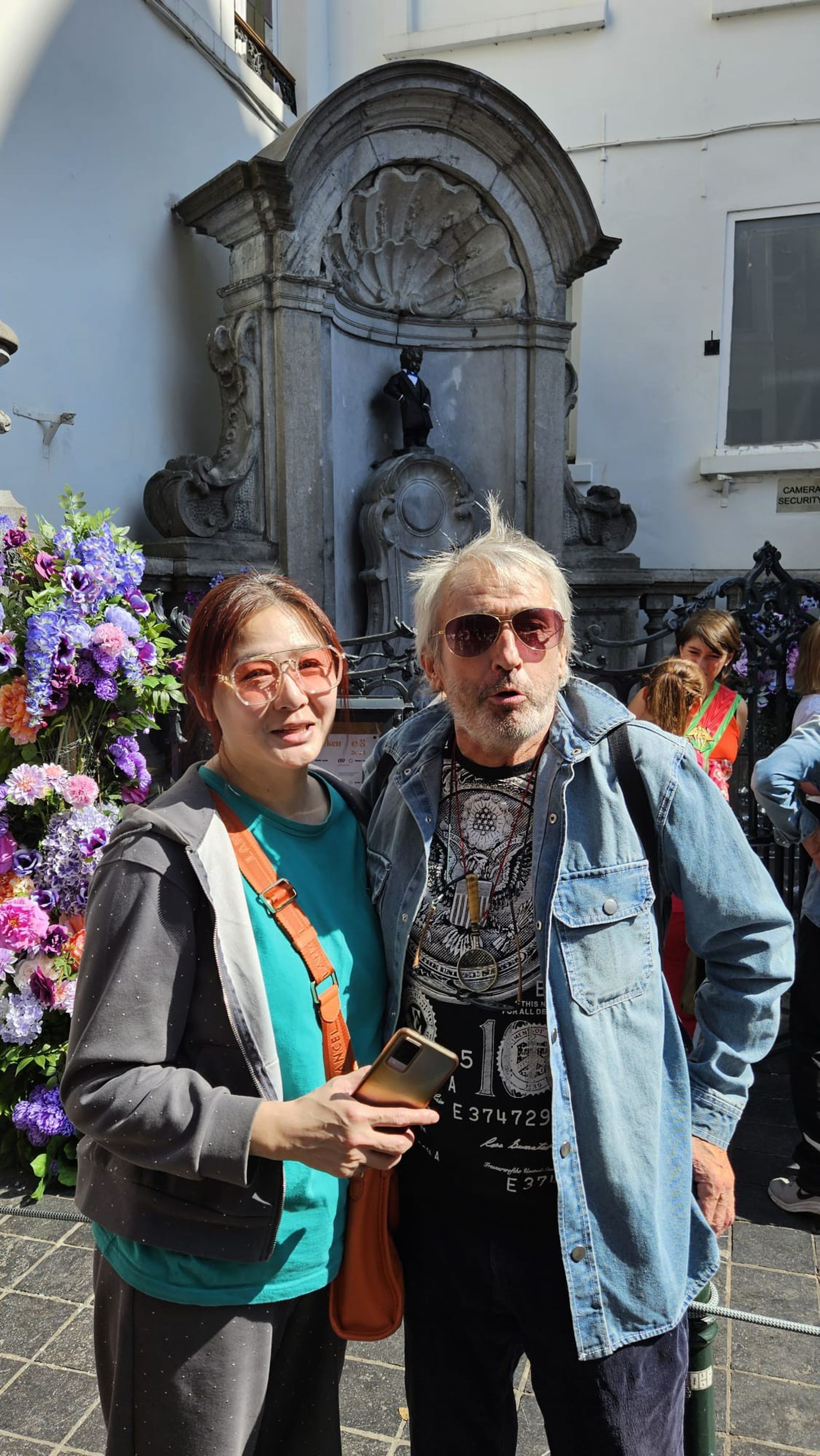 林鳳英（左）比利時籍老公猝逝。翻攝臉書