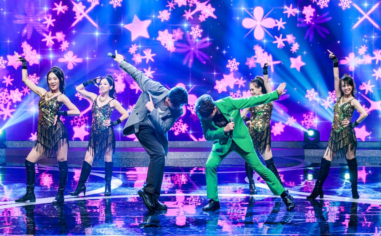 李子森(左起)與許志豪唱跳〈夢中的媽媽〉。中視提供