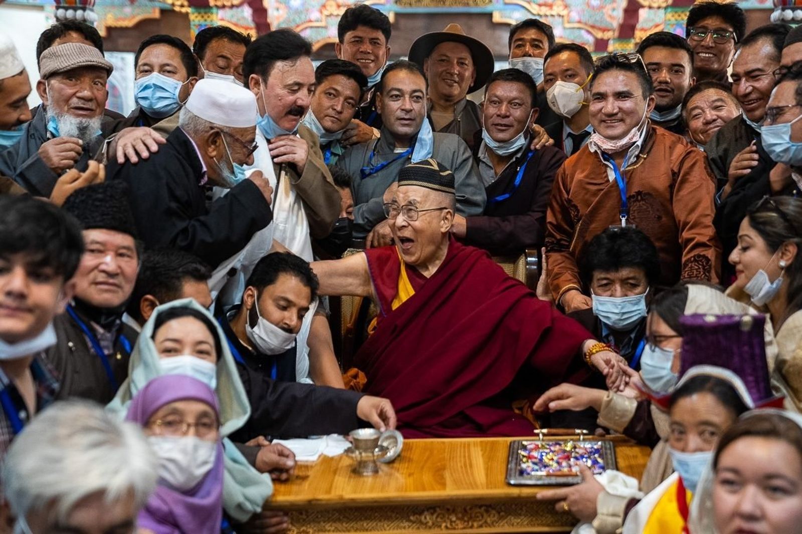 西藏歷史過程形成的政教體制，來自於西藏人民主動賦予的正當性、合法性與神聖性。圖片取自達賴喇嘛臉書
