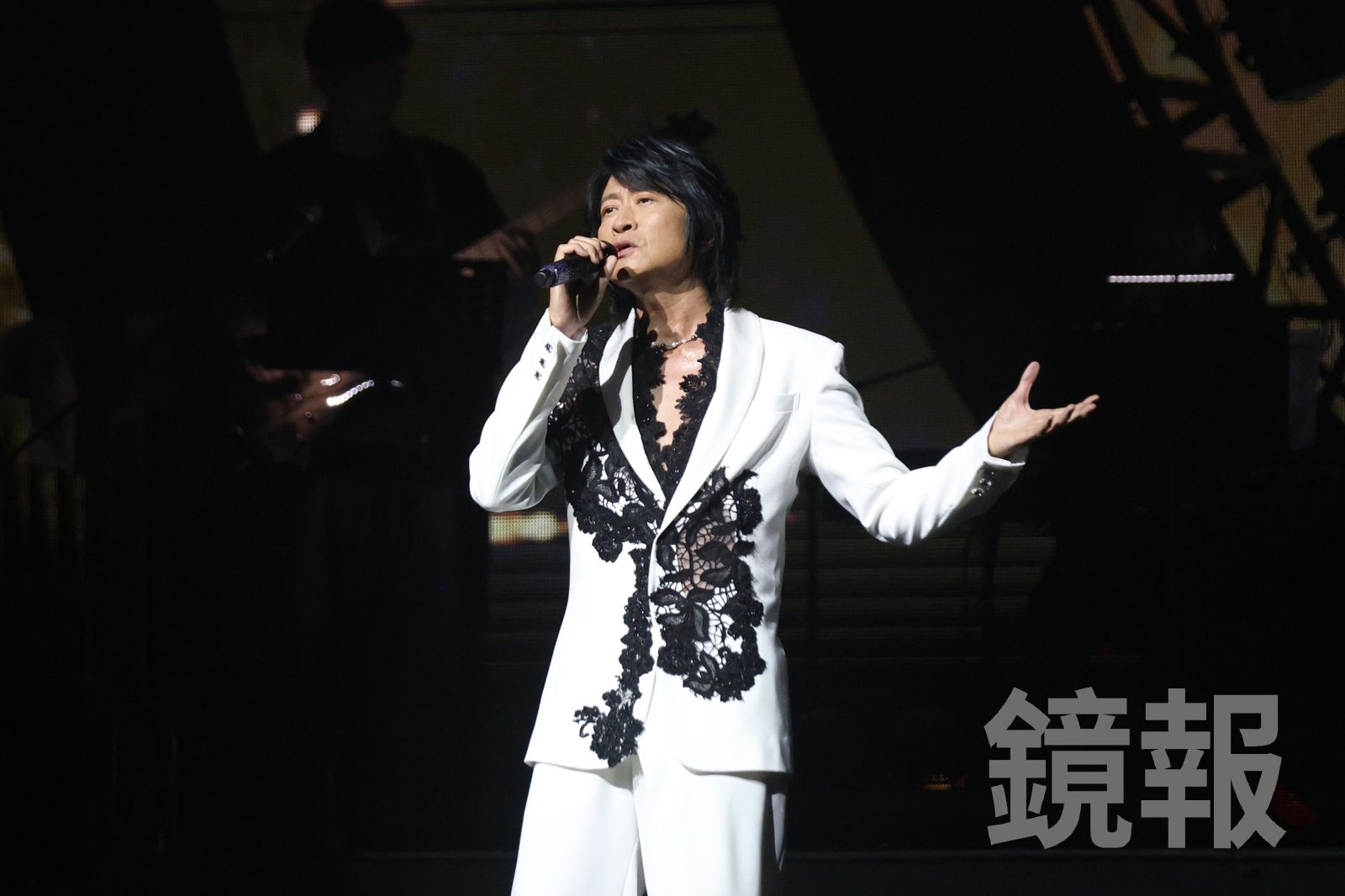 游鴻明自嘲「苦守寒窯18年」！演唱會上26歲長髮嫩妹現身　竟是「包養26年」對象　