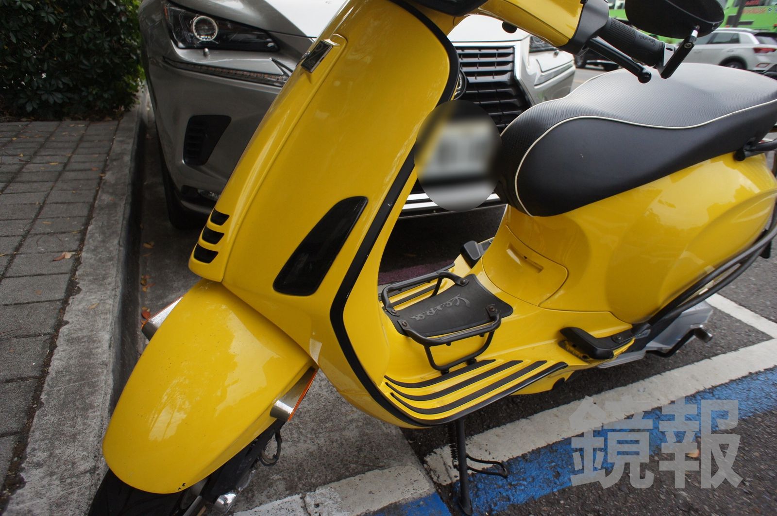 機車車主原本將車子「立中柱」停放，取車時發現變成「側柱」停放，還有明顯刮損痕跡。民眾提供