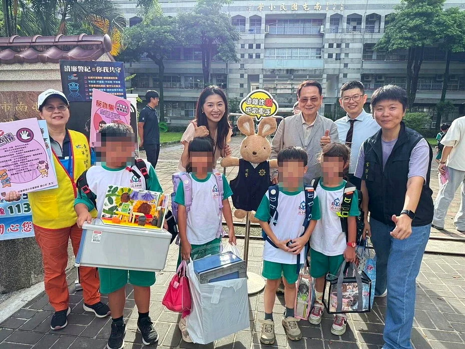 44歲玉女歌手消失19年罕露面!開學日現身「竟當家長會長」 侯湘婷凍齡模樣曝光
