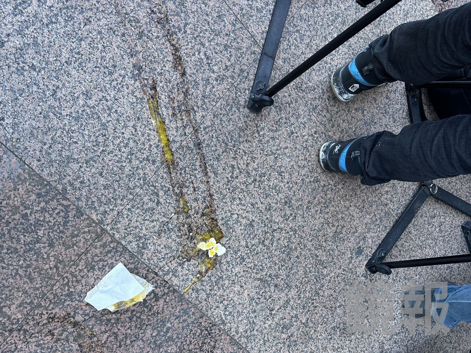 快訊/游智彬衝民進黨中央抗議 砸蛋「大暴投」險中記者遭警強制架離