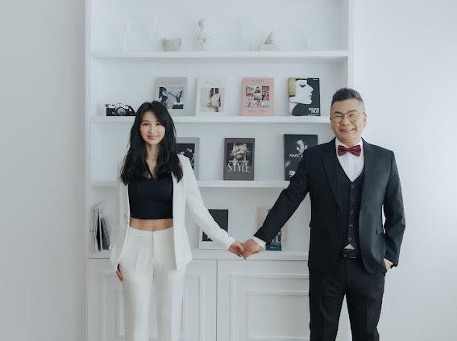 沈玉琳住院5日「臉書動態更新了」　西裝鼻挺「燦笑牽手」芽芽