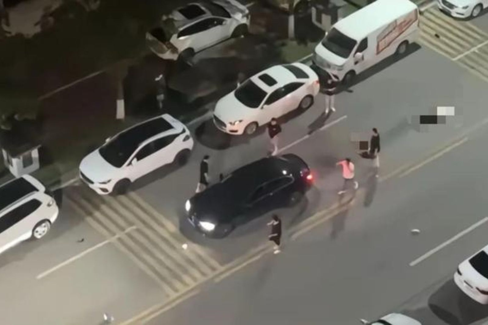 40歲男開BMW「當街來回輾人」！釀2死、1傷　驚悚畫面曝光