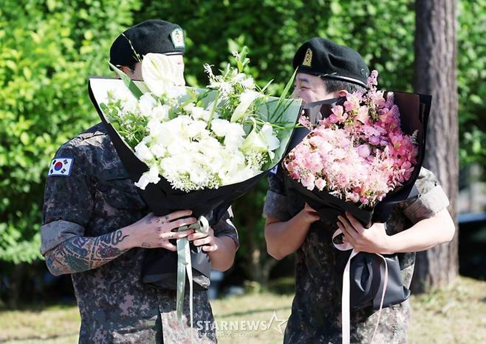 智旻（右）、柾國退伍笑開懷。翻攝STARNEWS