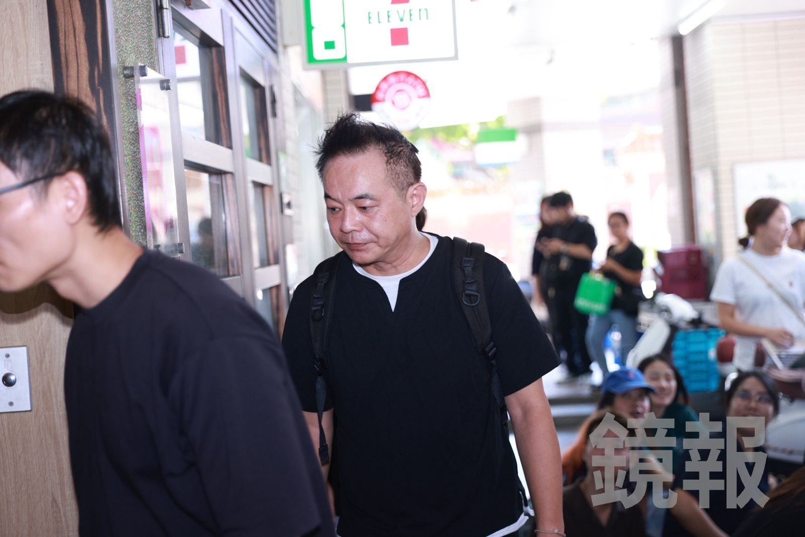 監製鄒介中來到顏正國靈堂悼念。劉耀勻攝