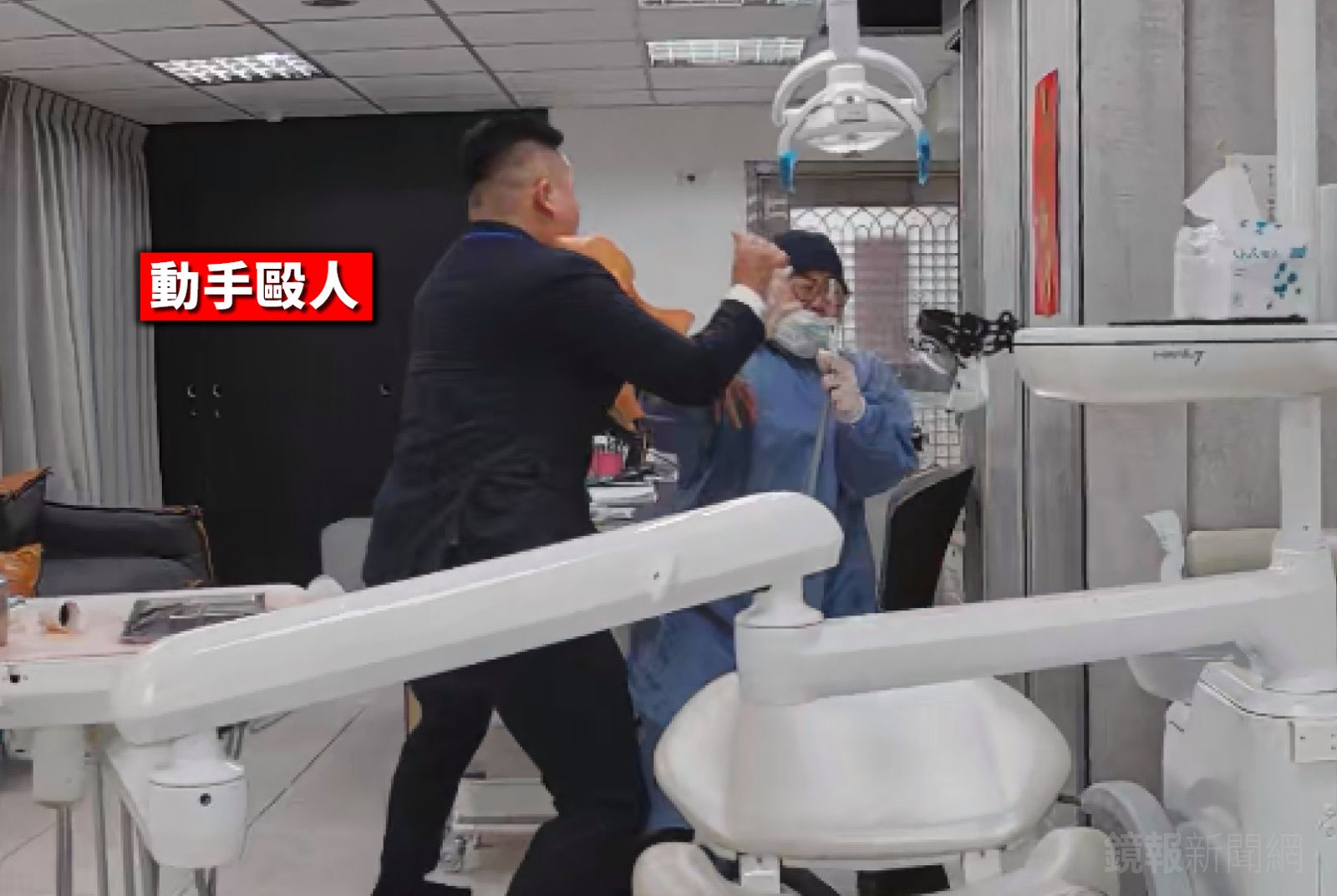 周男一轉手就出拳重擊女牙醫臉部。翻攝畫面