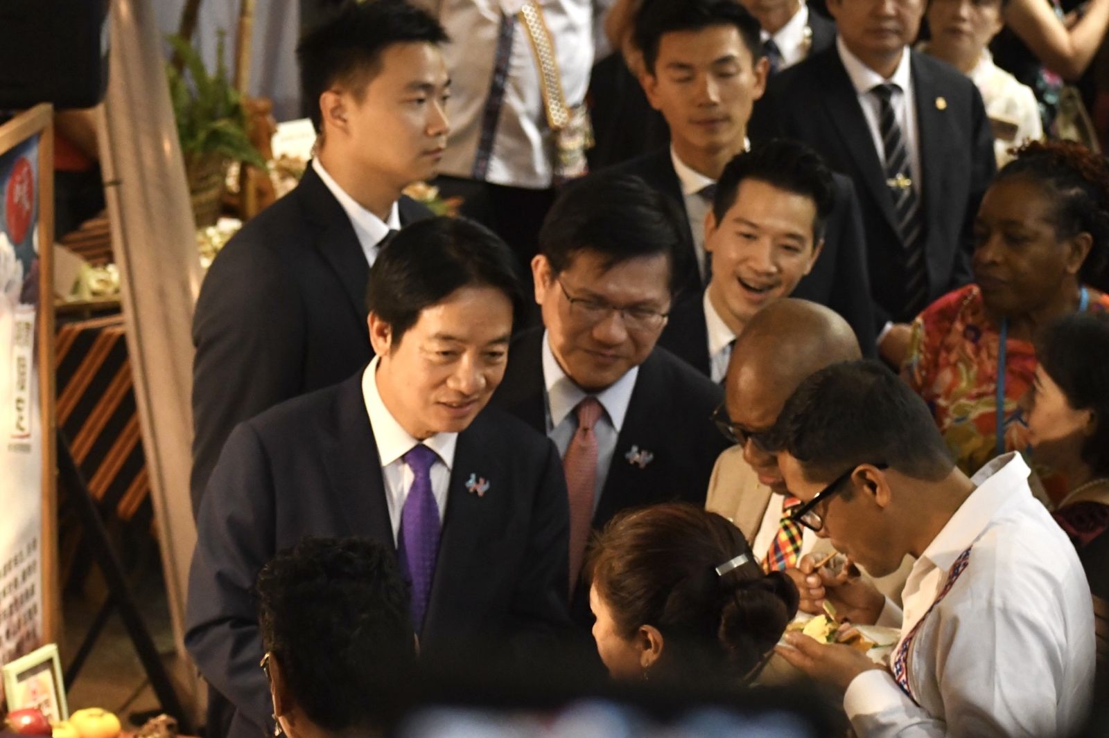 賴清德熱情向外賓們介紹台灣美食,一行人吃的津津有味。(圖/陳凱貞攝)