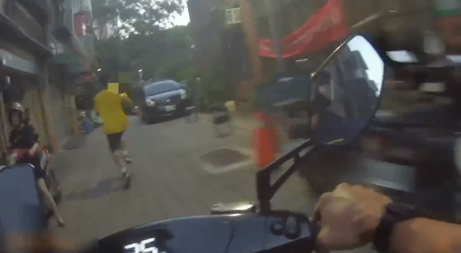 阮男棄車逃逸,警方在後追趕。圖/翻攝畫面