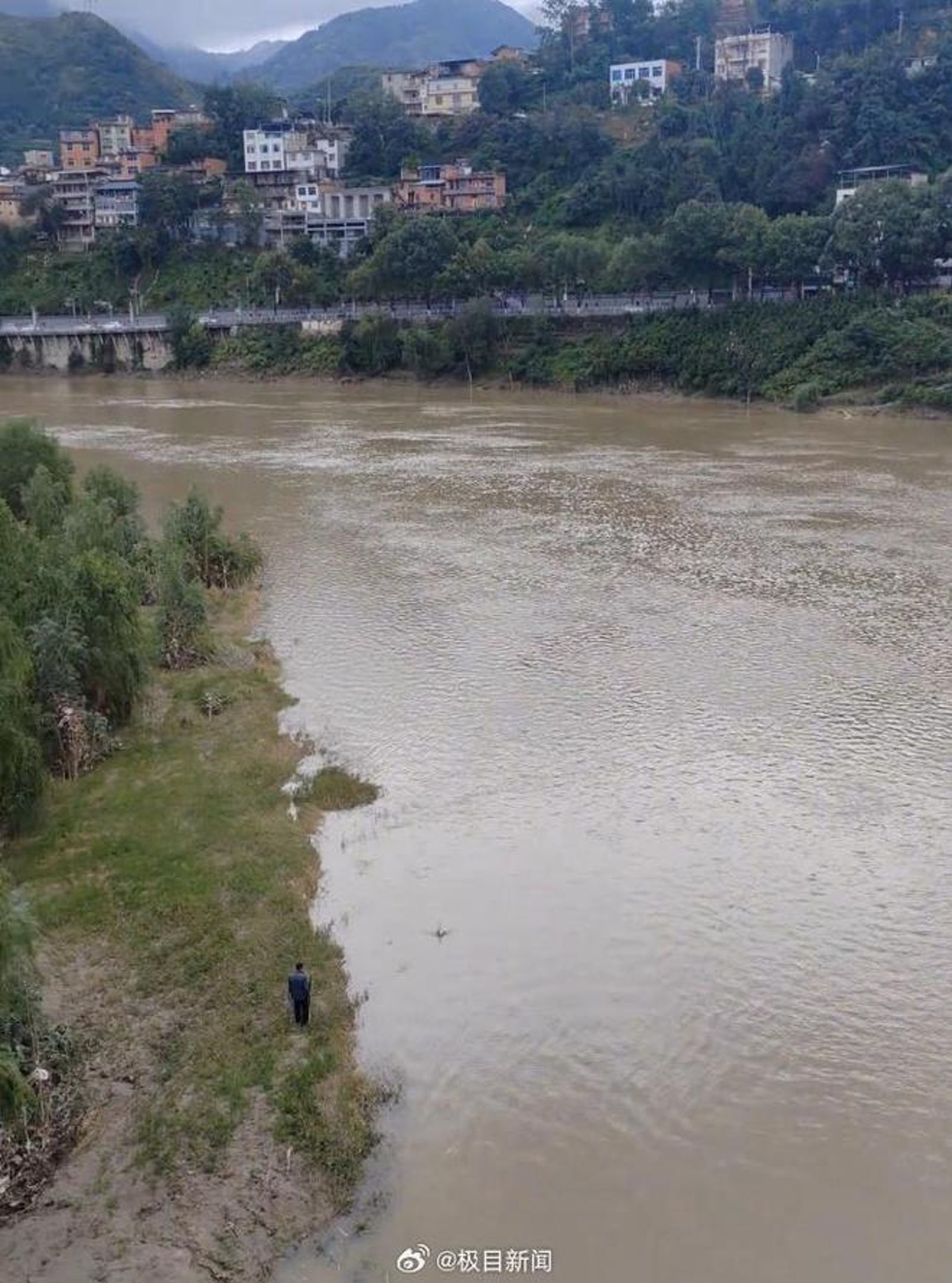 新郎崩潰跳進旬河。圖/翻攝自微博