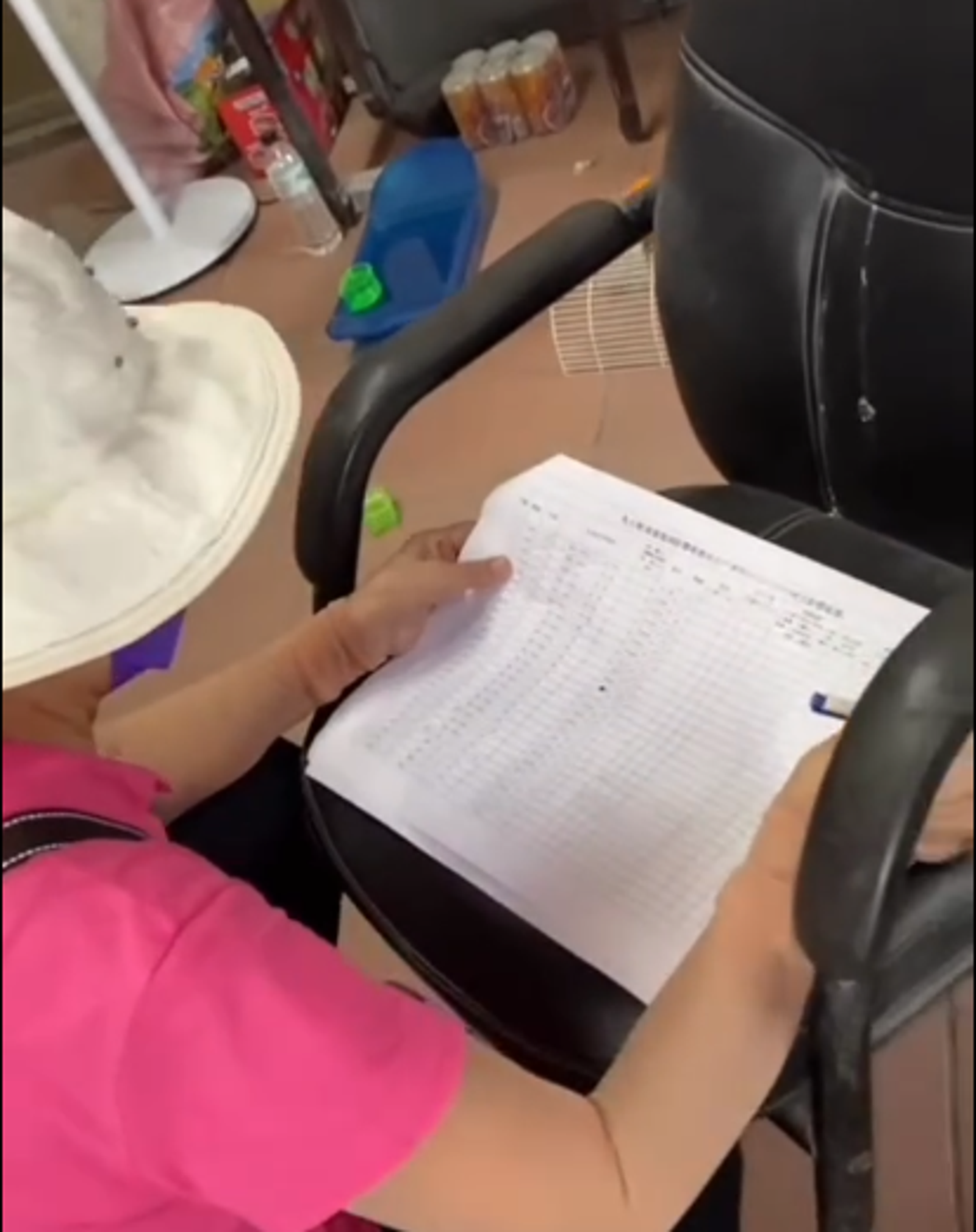 網友對於鄰長的調查覺得有異，懷疑涉嫌偽造文書。圖／翻攝「花蓮光復人」FB