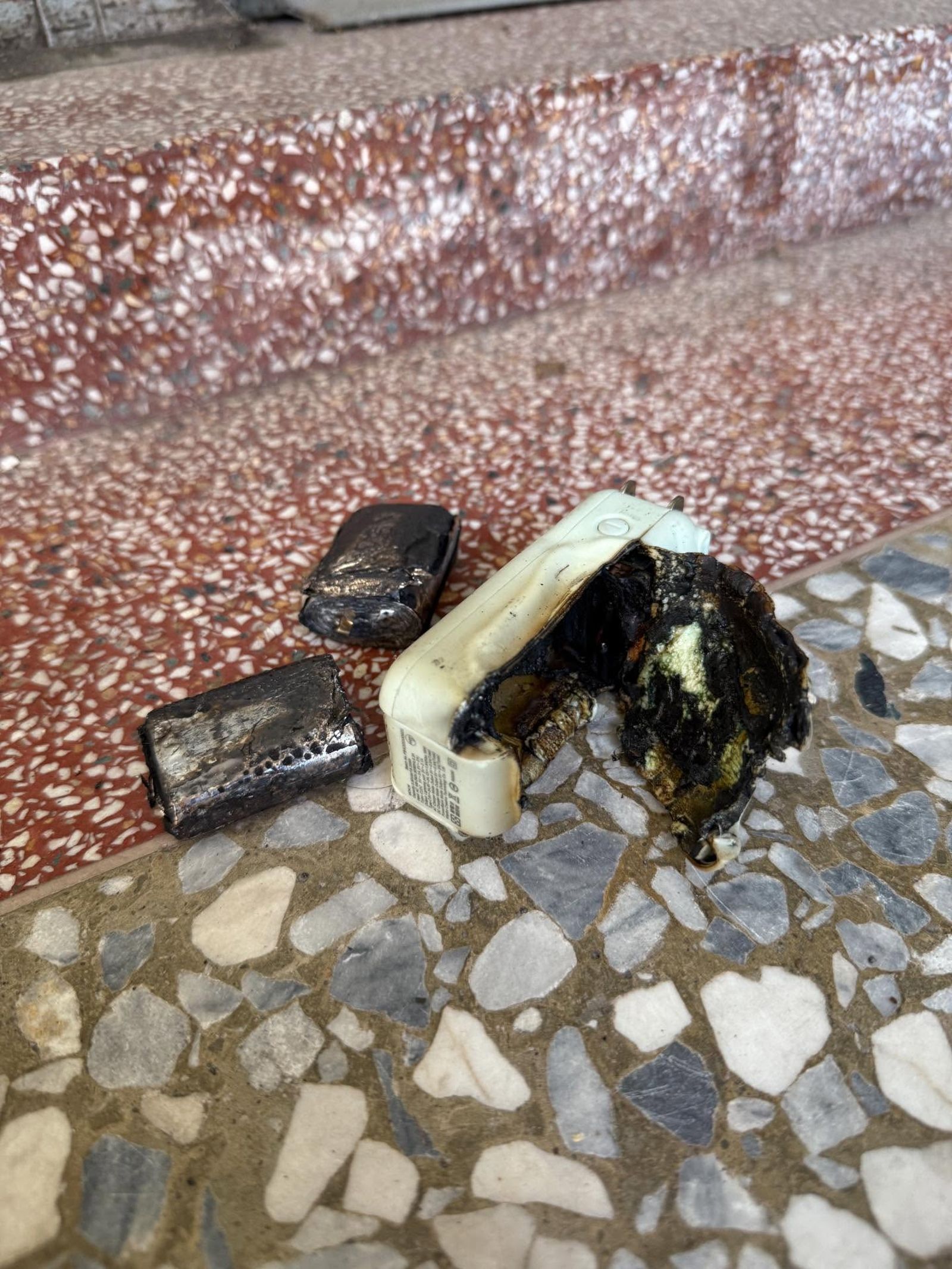 墨子科技行動電源突然自燃。圖／翻攝自Threads