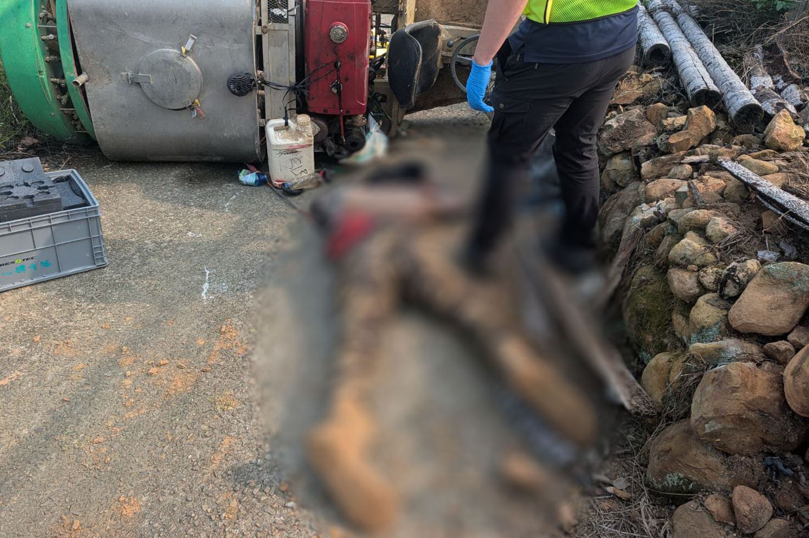 事發現場位於狹窄的產業道路,移工脫困後已明顯死亡。民眾提供