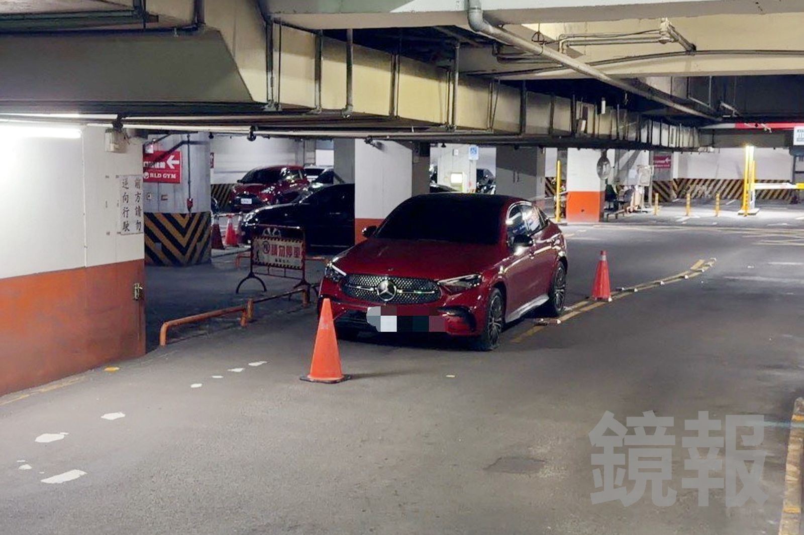 獨家/賓士爆胎拒移車!車主「討公道」擋路槓上全社區 管委會這決定比爆胎更慘
