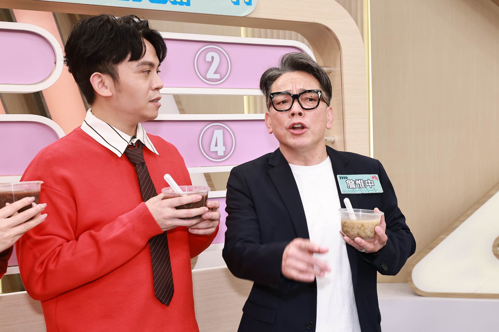 詹惟中（右）提醒火年注意事項。民視提供