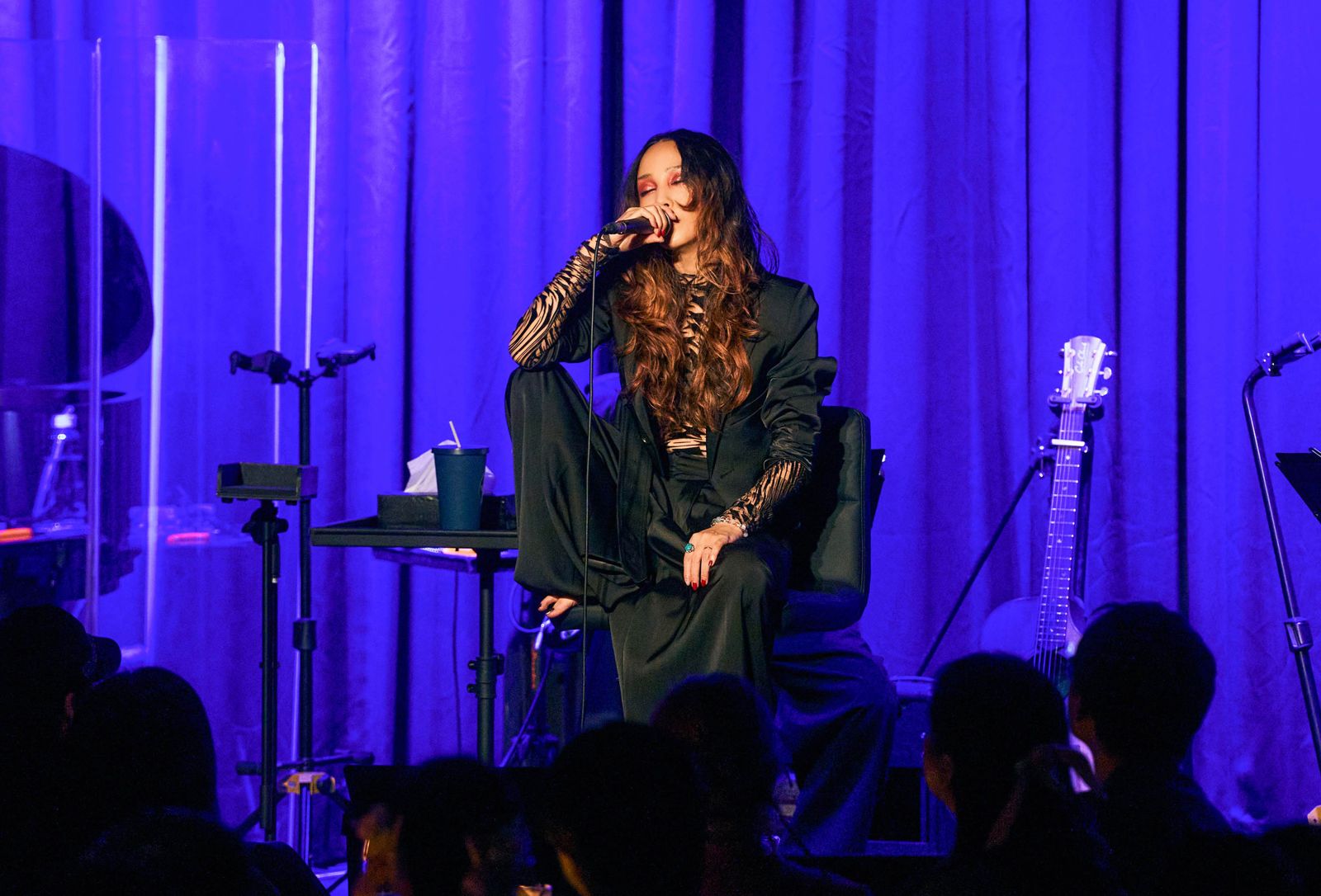 中島美嘉前晚演出時，忘我地赤腳開唱。 Billboard Live TAIPEI提供