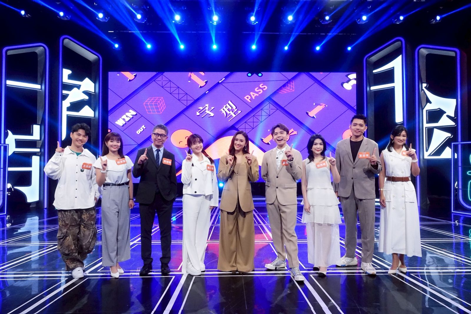 《一字千金》新一季主持人Sandy與參賽者合照。公視提供