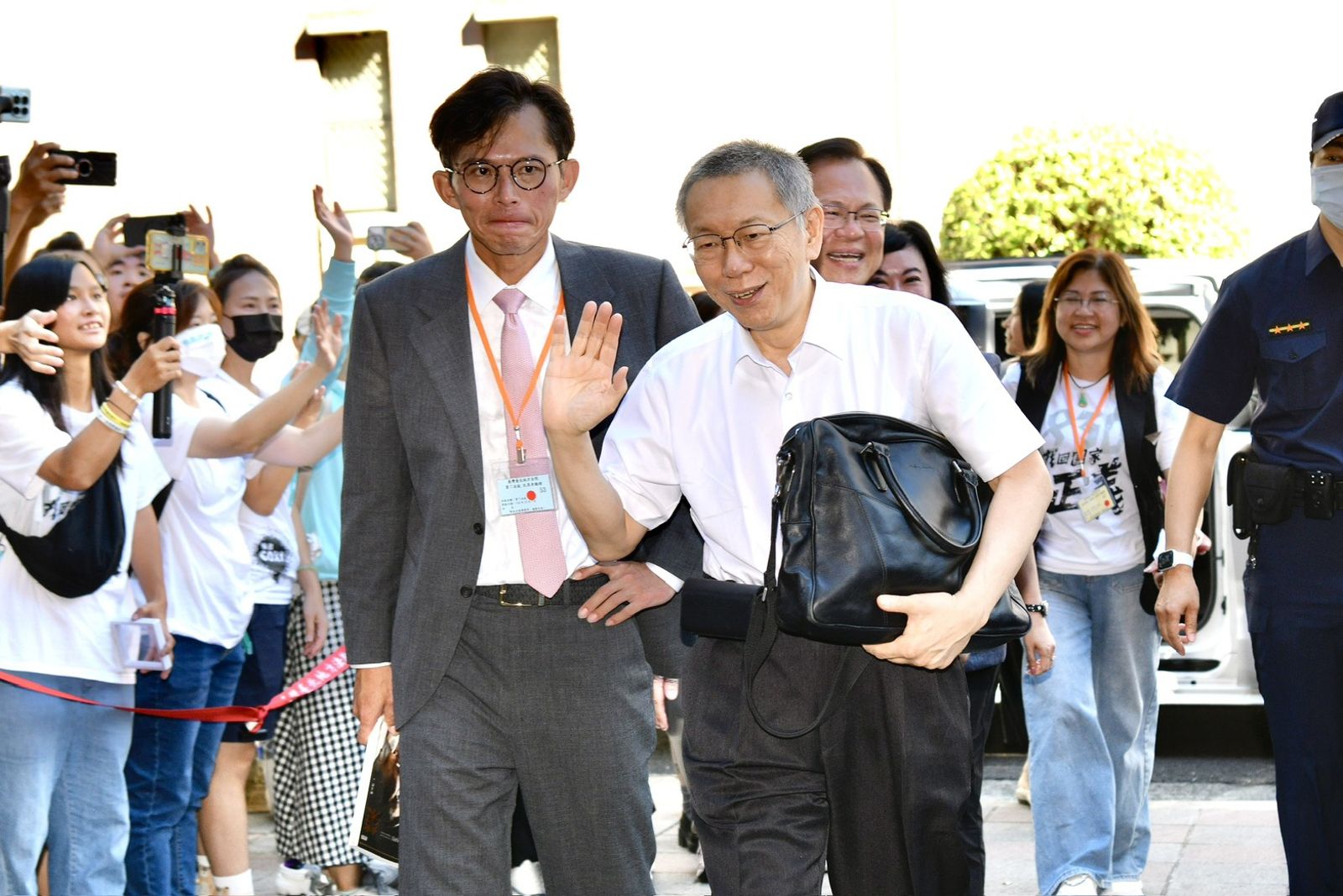 本月7日,民眾黨前主席柯文哲因涉嫌貪汙案出庭,現任黨主席黃國昌陪伴在後。攝影李智為