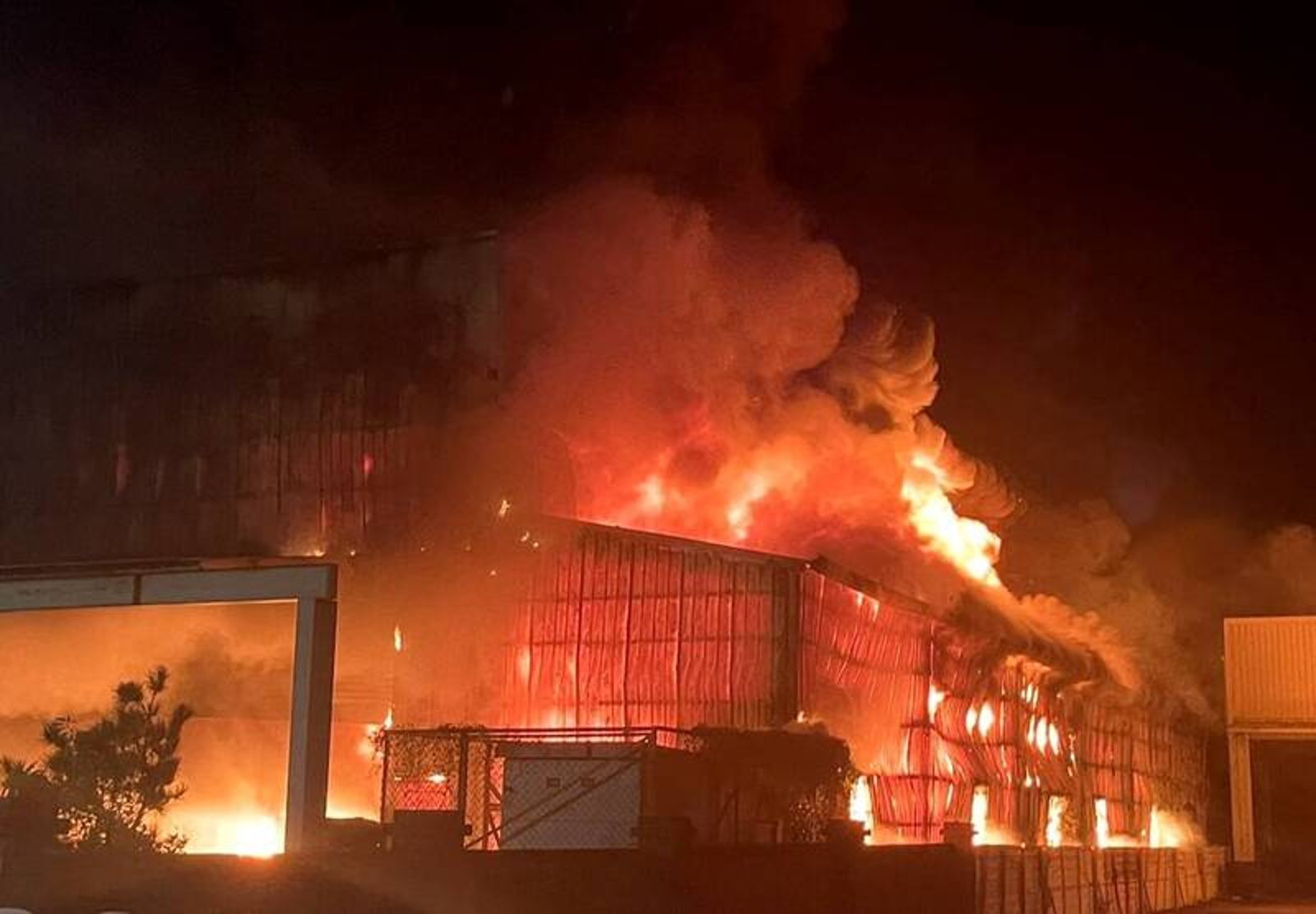 台南仁德壓克力工廠烈焰沖天！　廠房倒塌　31車62人連夜灌救