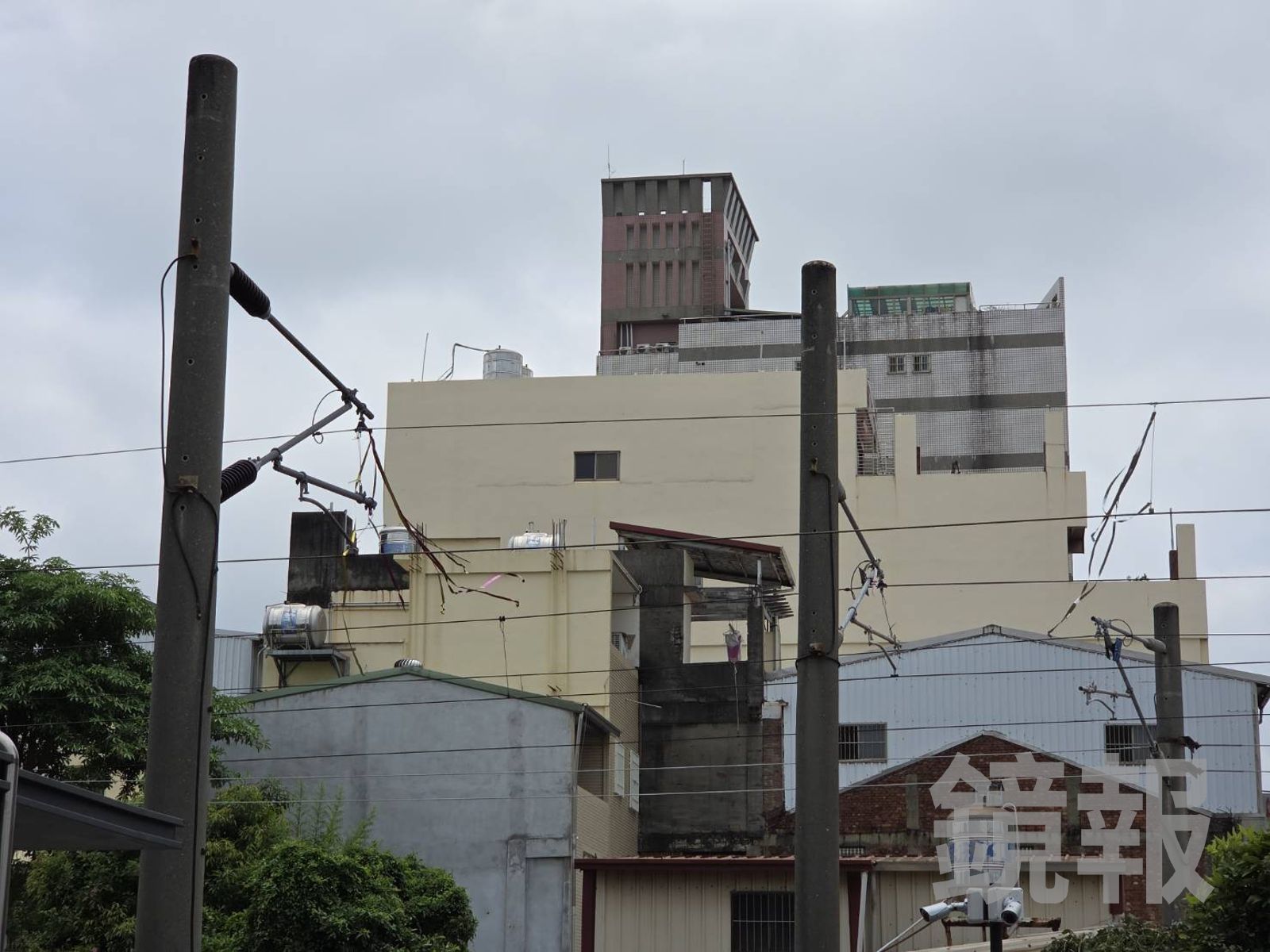 彩帶噴出後高掛在鐵道旁的高壓電線，引發公安疑慮。民眾提供