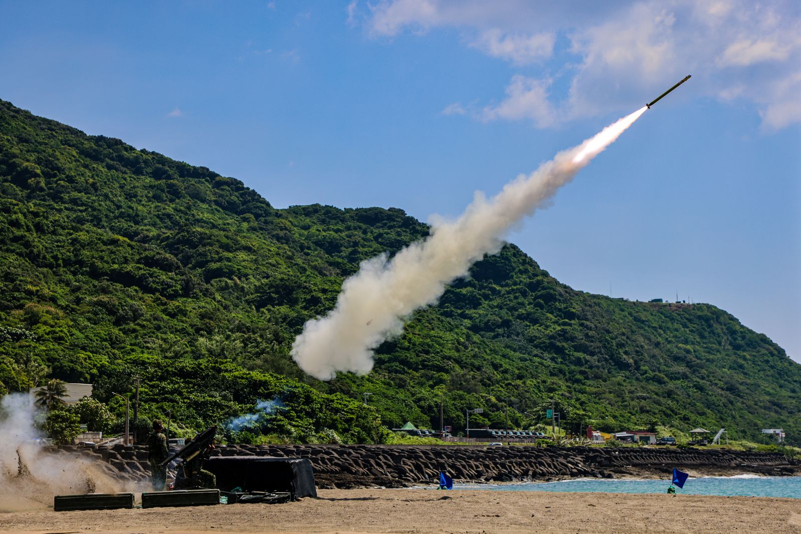 陸軍雙聯裝刺針飛彈發射。圖/國防部提供