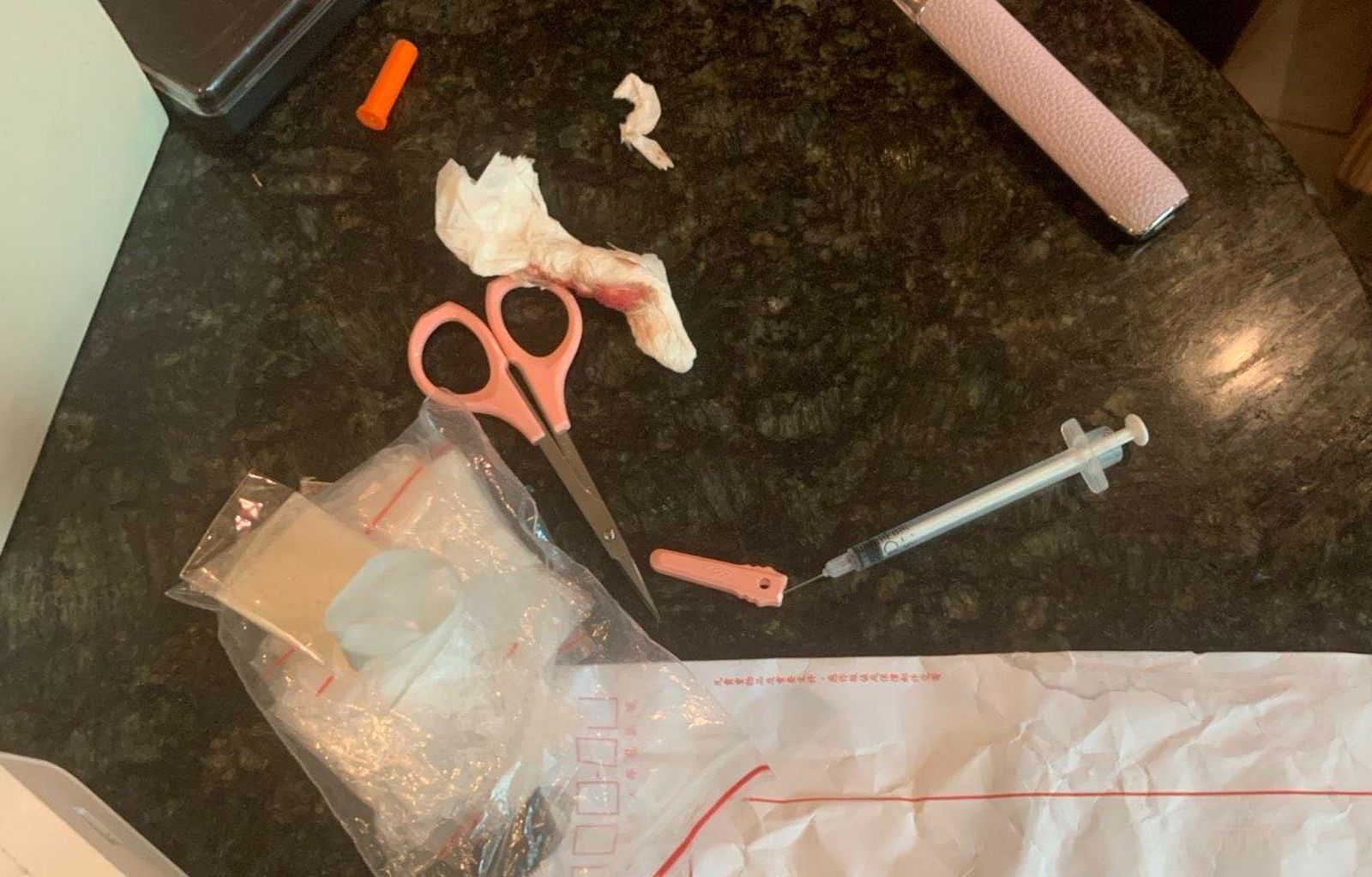 情侶入住旅館　女外出訪友返回驚見男友已死亡