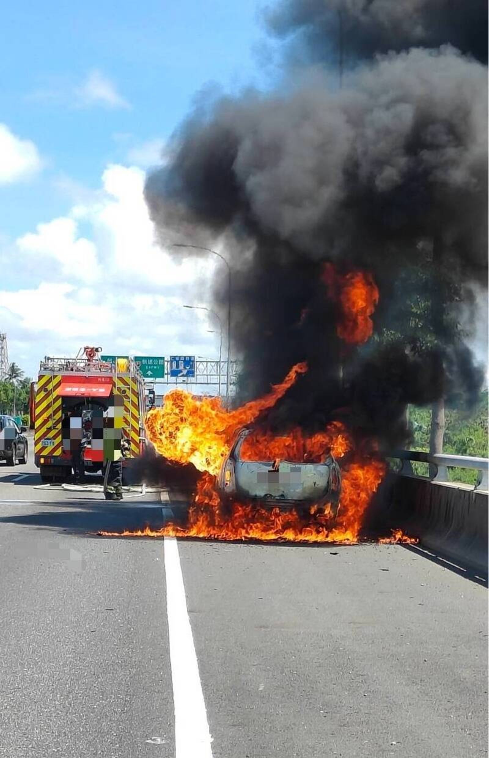國1台南仁德段火燒車 駕駛人幸運逃出