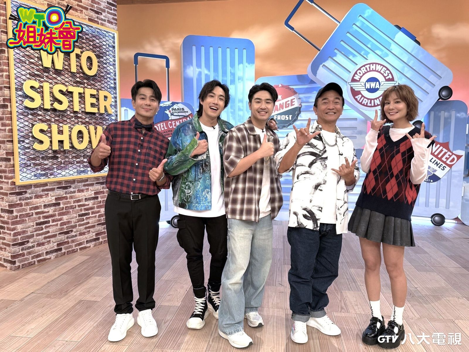 吳宗憲(右2)與兒子鹿希派(圖中)、新人歌手陳守恩(圖左2)上節目宣傳。主持人莎莎(圖右一)與郭彥均(圖左一)。八大電視提供