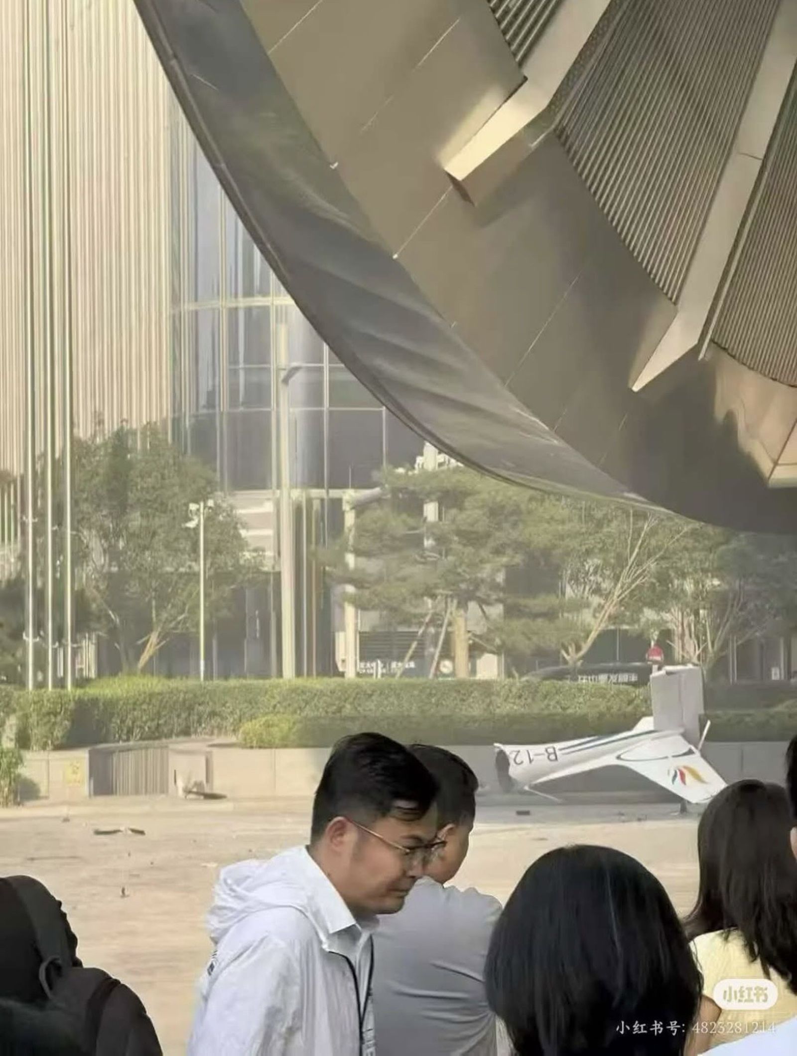 現場可明顯看到機身殘骸。