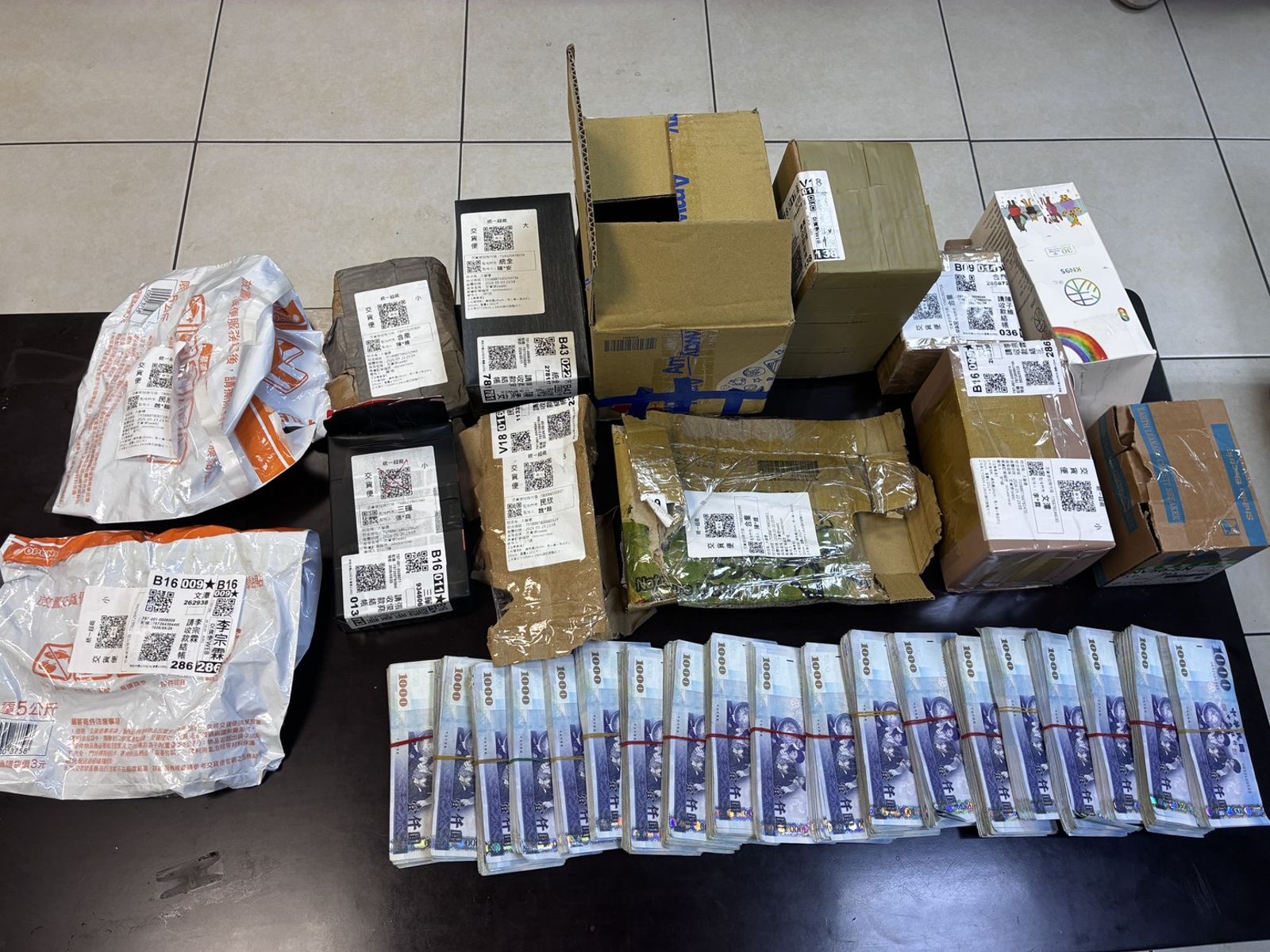 超商「交貨便」竟成詐團取款新工具 新北警單月查扣現金千萬、黃金超過3公斤
