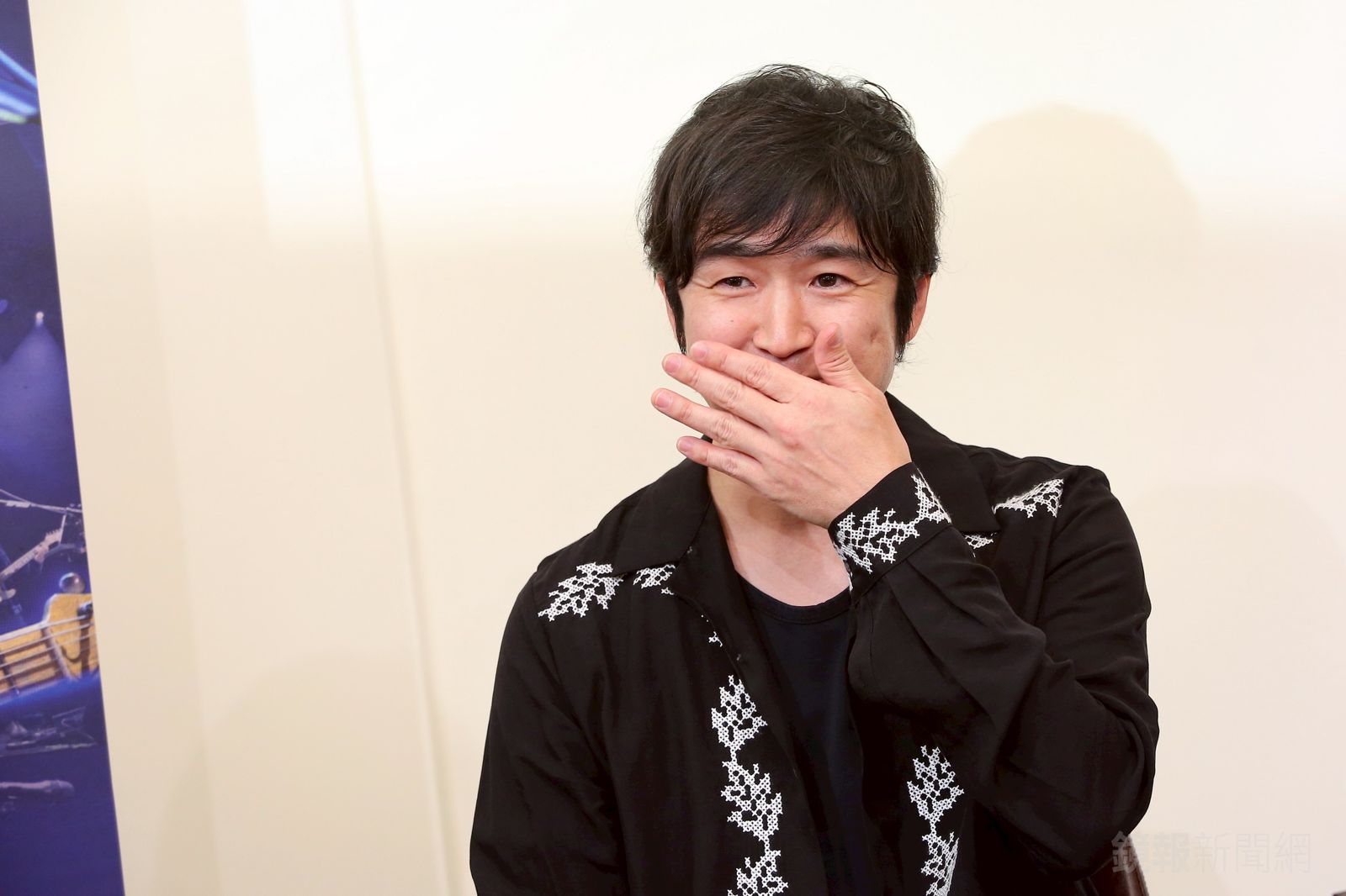 藤卷亮太笑說突然在這麼多人面前吃東西，十分不好意思。李鍾泉攝