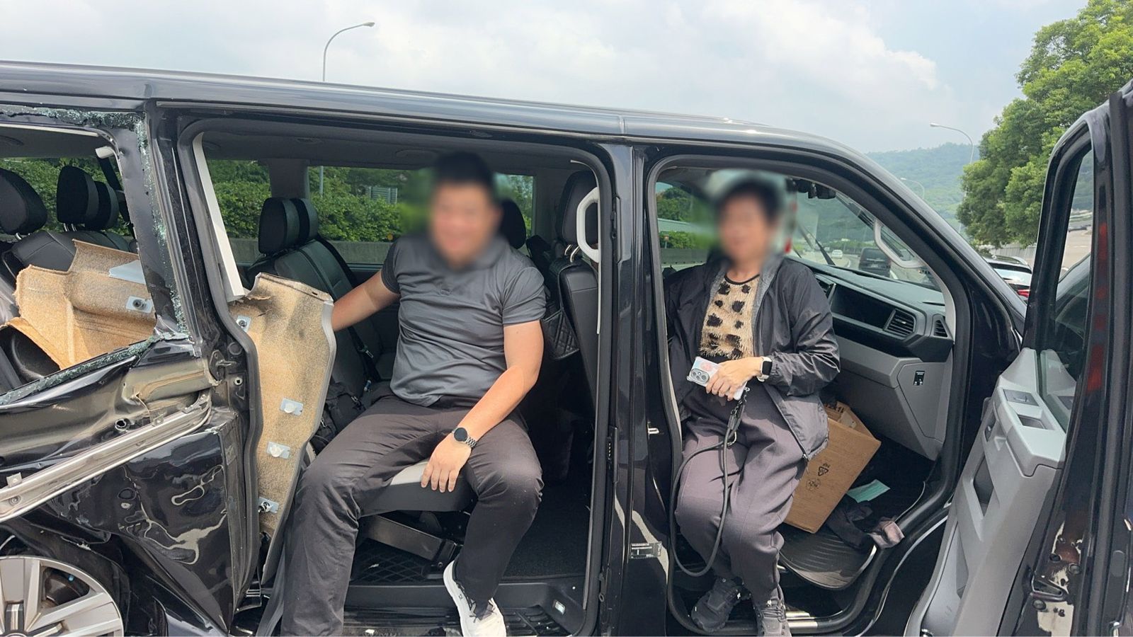 黑色商旅車裡面有多名乘客。民眾提供