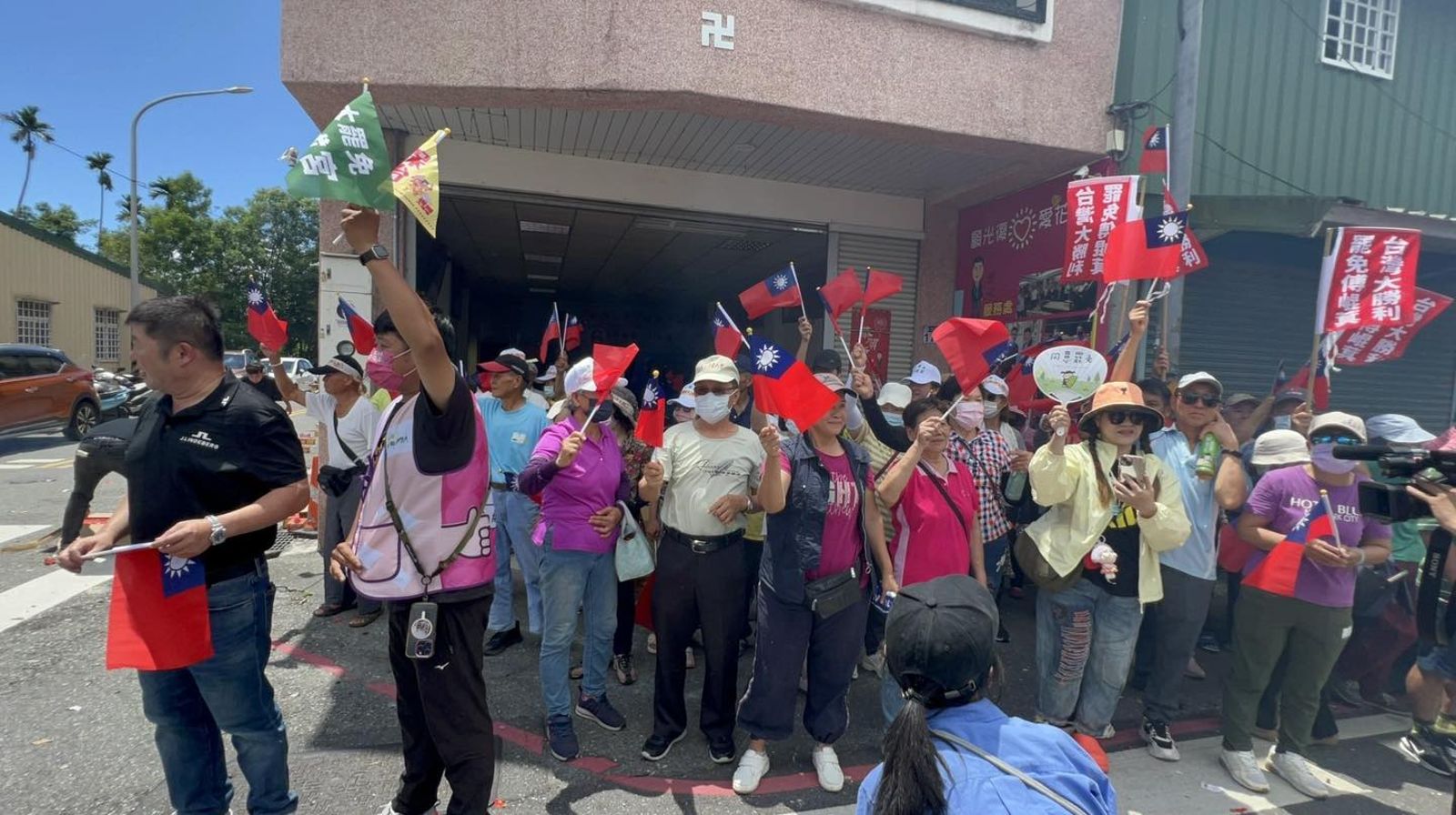 花蓮罷團和花蓮縣議會議長張峻的支持者,手持國旗,響應罷免傅崐萁。(圖/翻攝微光花蓮臉書粉專)