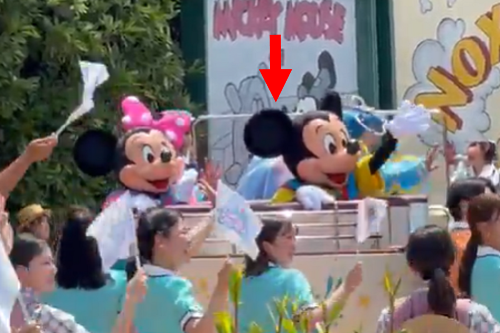 迪士尼米奇顧人怨！頭太大擋到日本天團　粉絲崩潰怒罵