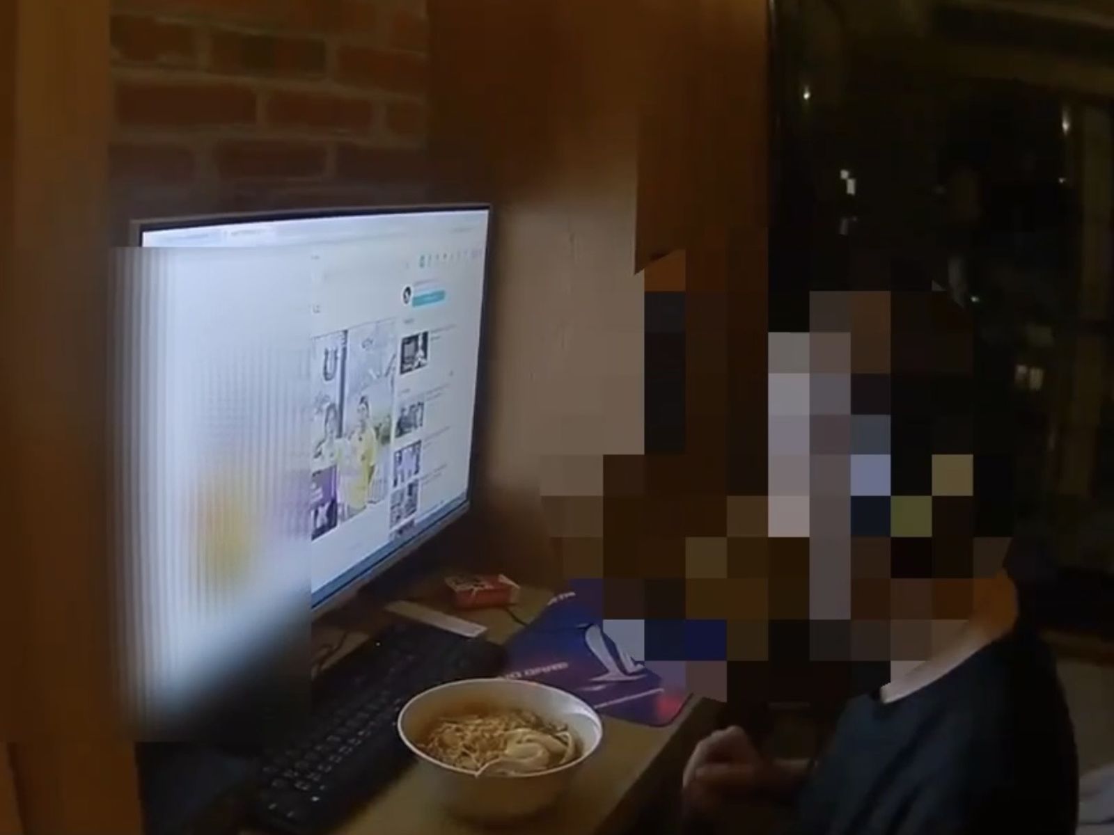 王嫌悠閒的在網咖吃泡麵看YouTube,一舉一動早就被員警鎖定。翻攝畫面