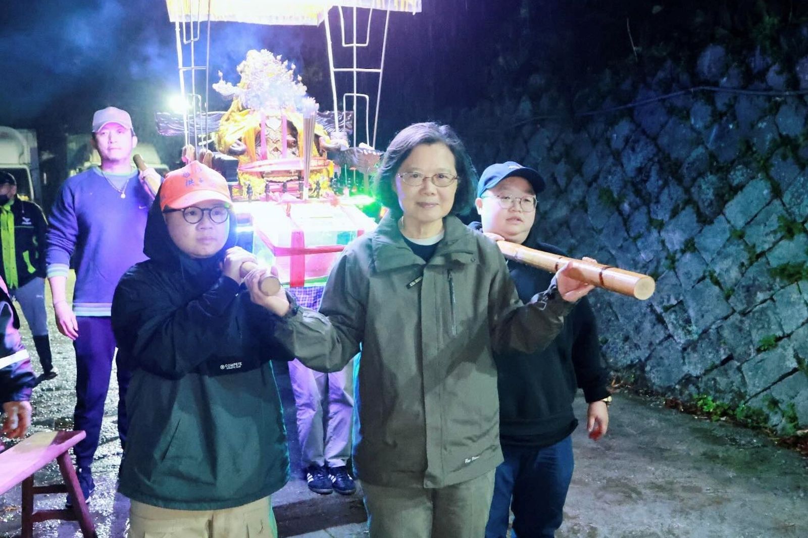 蔡英文3日分享元宵節繞境活動，並澄清自己「沒有一直在家滑手機」。圖／翻攝自蔡英文臉書