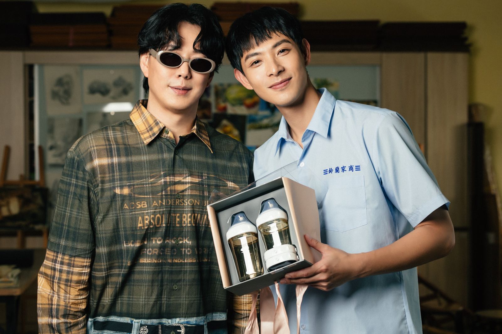 蕭煌奇（左）送上禮物祝賀連晨翔即將升格人父。華納音樂提供