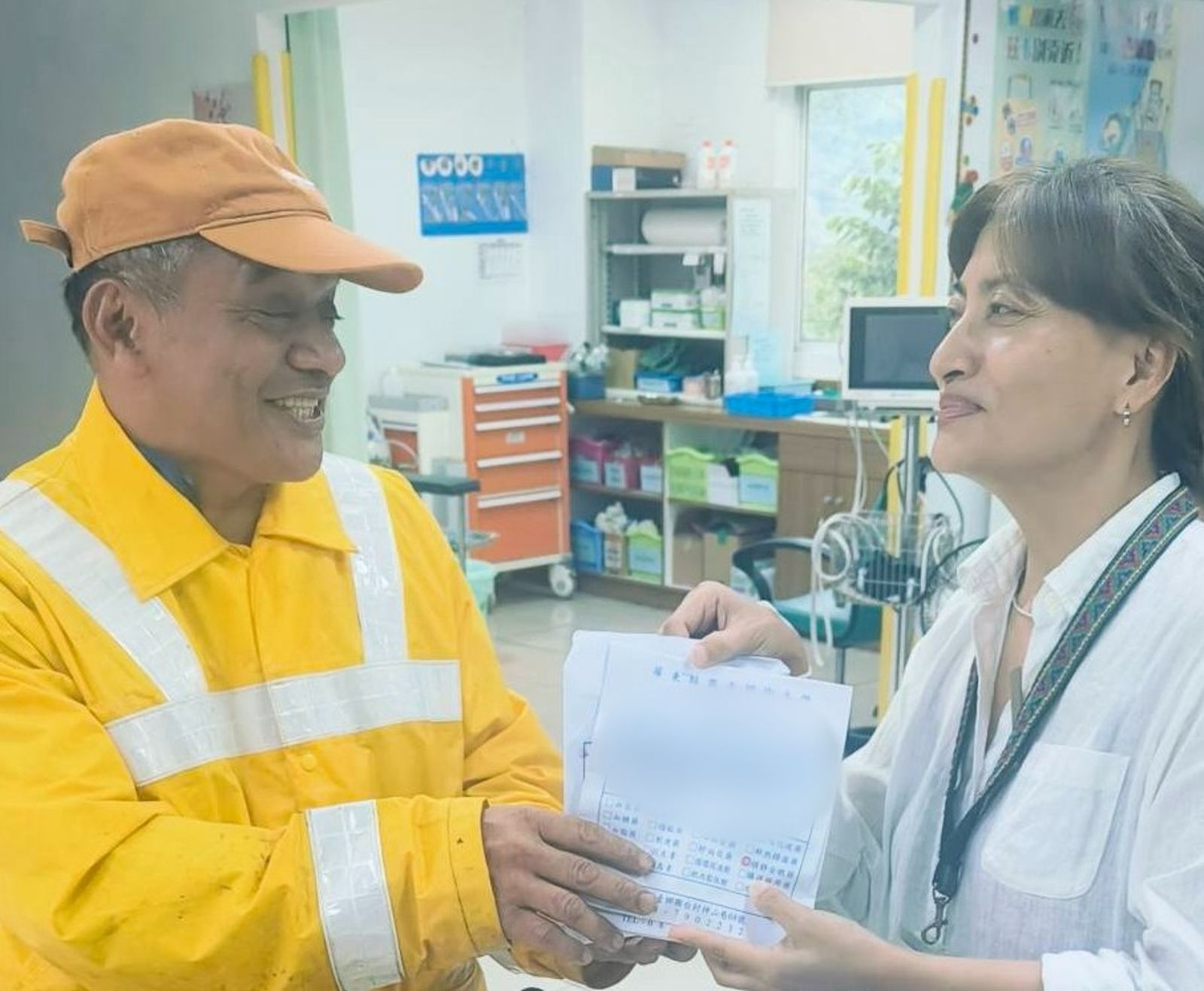 巴正義幫村民們領藥。圖/巴正義FB