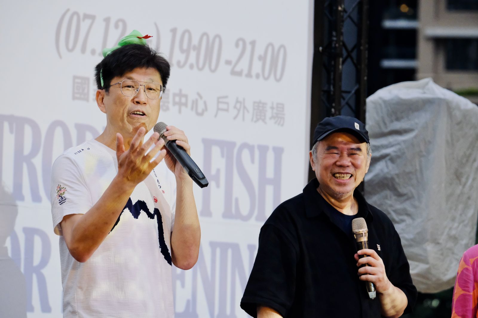 「熱帶了，魚你老母來看電影！《熱帶魚》戶外放映活動」邀請導演陳玉勳（右）和當年的演員之一的導演王明台（左）蒞臨現場。國家影視聽中心提供