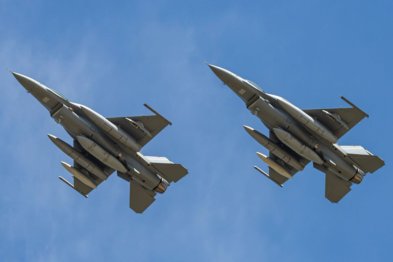 編號6722、6727、6728單座機17日自洛馬南卡工廠起飛,轉場至德州沃斯堡海空聯合預備基地。(圖/Jake Woodward攝、臉書粉專「IDF經國號」授權提供)