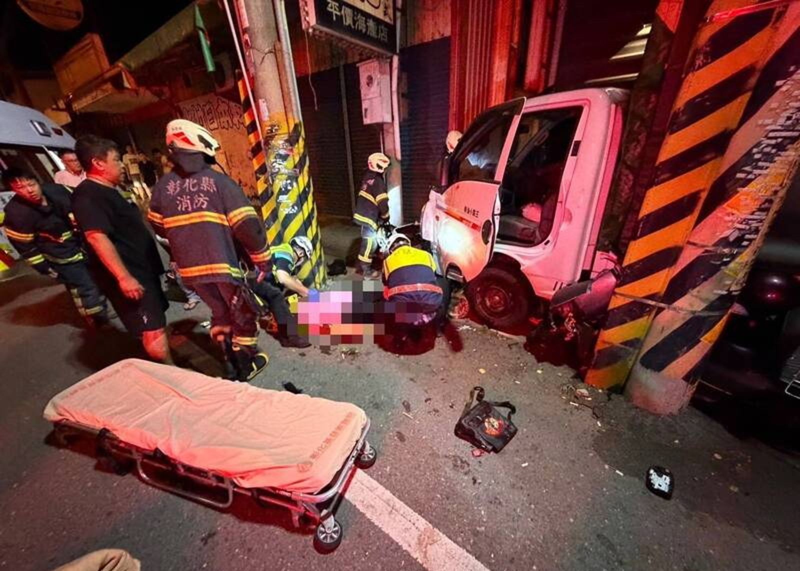 又是毒駕車禍2死!小貨車撞入彰化麵店 收攤父女雙亡母重傷骨折