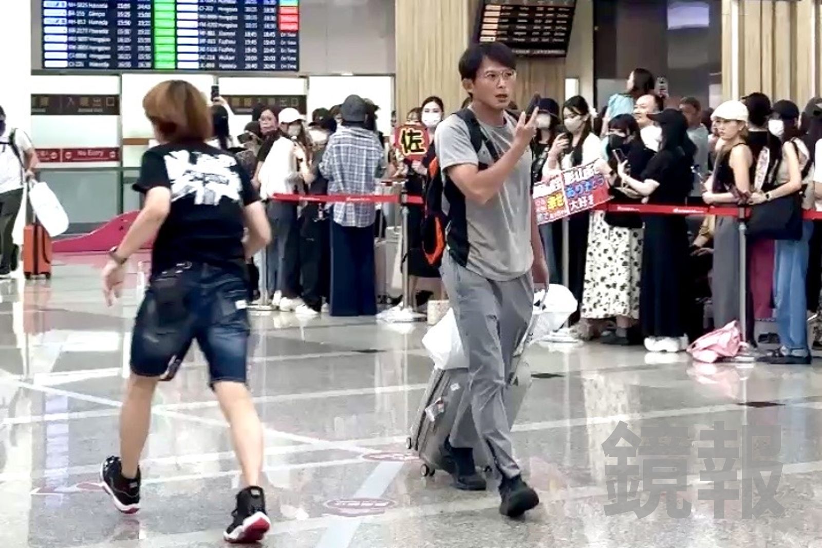 鏡報獨家直擊／真的出國了！黃國昌今天下午返台　與妻子現身松山機場