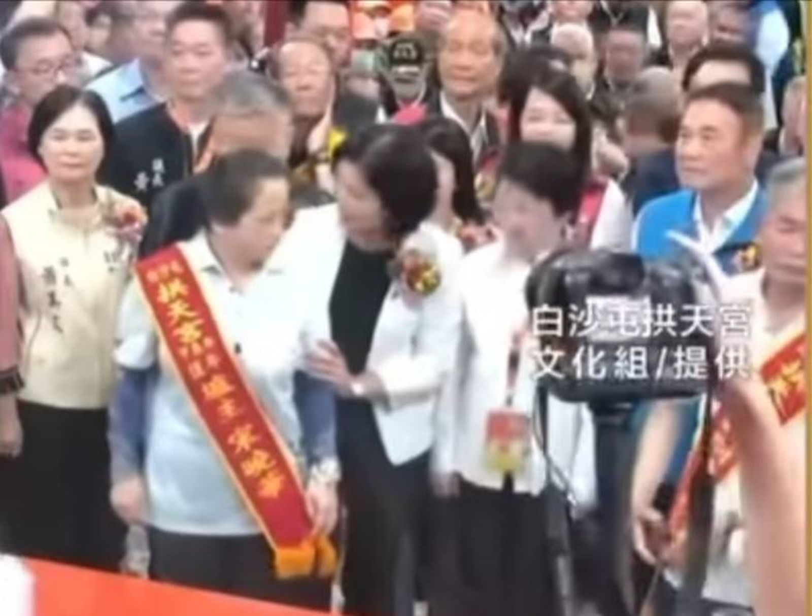 白沙屯媽祖登轎儀式爆「搶C位」　張麗善致歉稱：誤推爐主