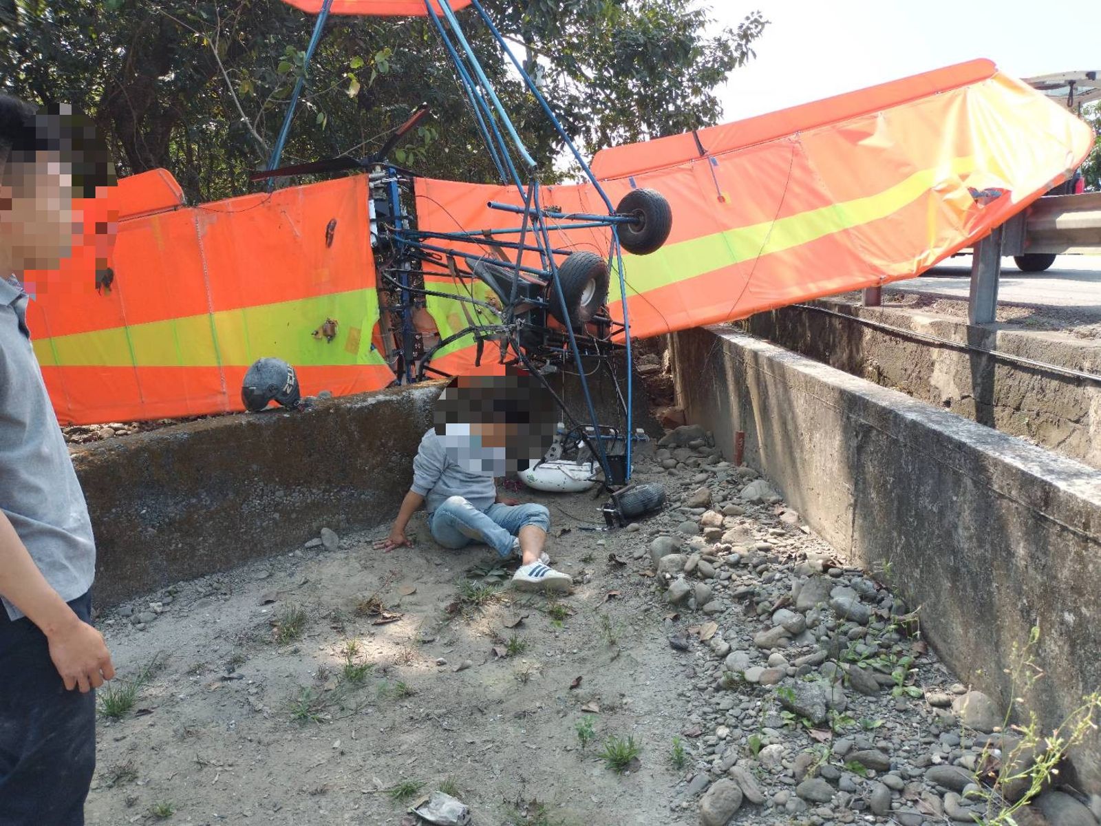 屏東高樹動力滑翔翼「墜機」！51歲玩家腿部骨折送醫